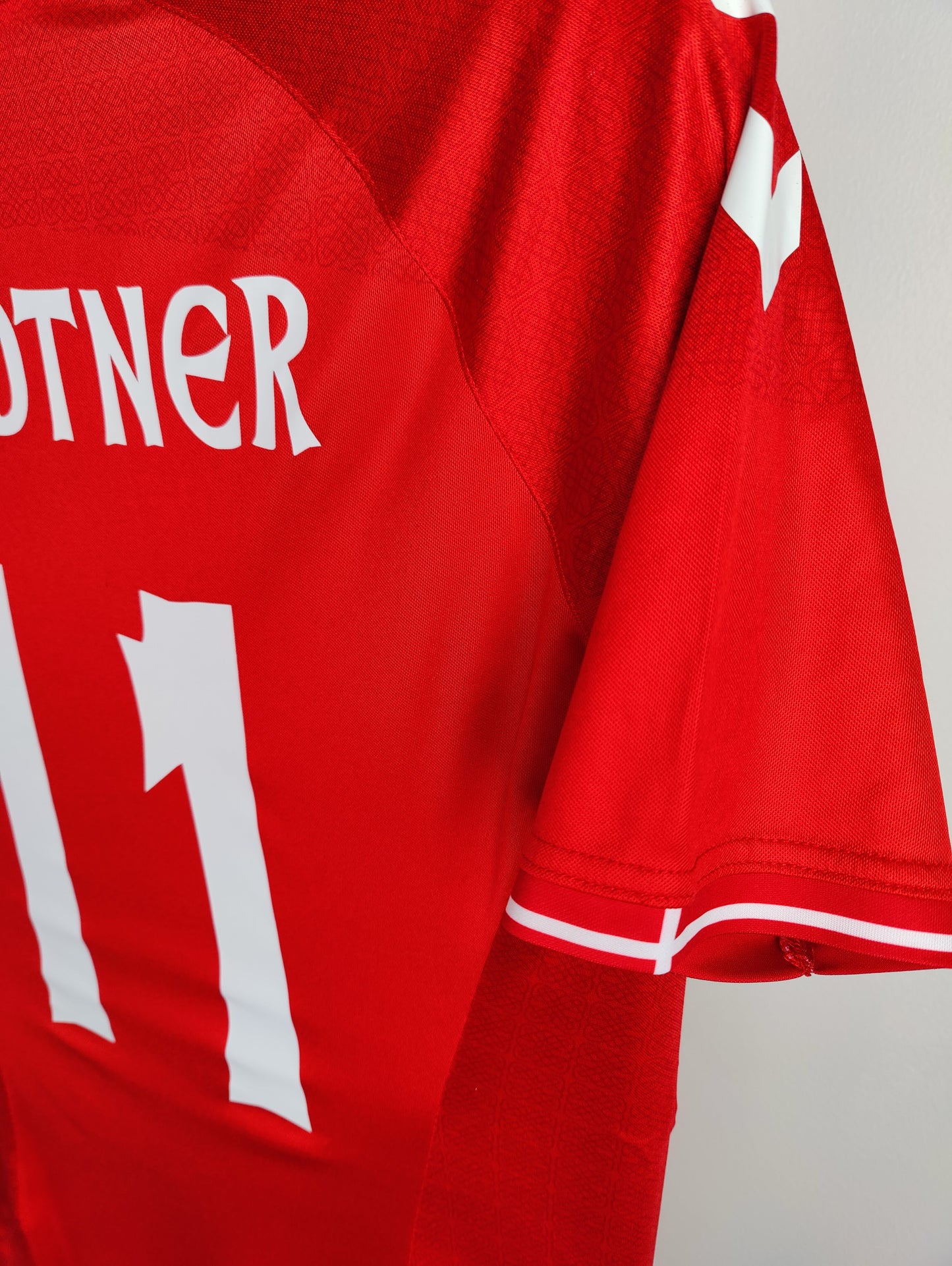 Bendtner Danmark Holger Danske Trøje – Str. M (Fitter S)