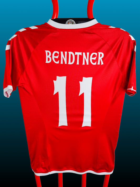 Bendtner Danmark Holger Danske Trøje – Str. M (Fitter S)